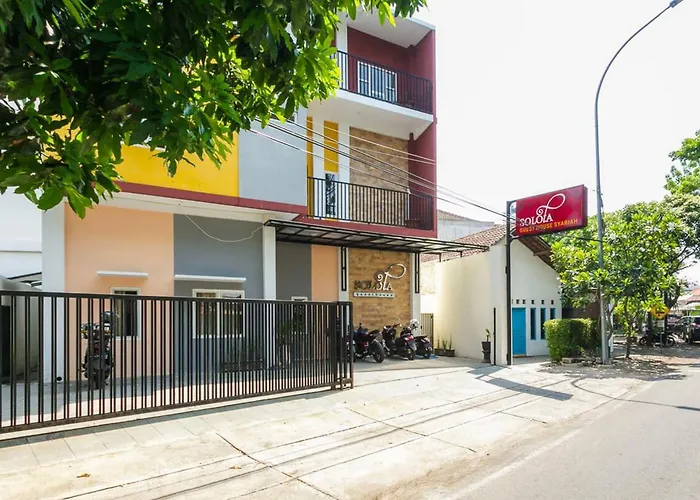 RedDoorz Syariah near Purwosari Train Station Hotel Surakarta 